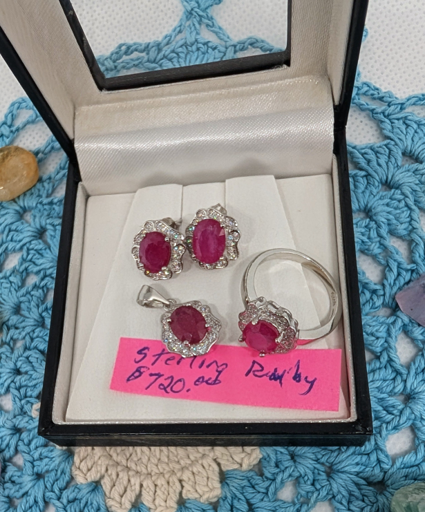 Sterling 6 Carats Ruby Ring, Earrings & Pendant - photo 3