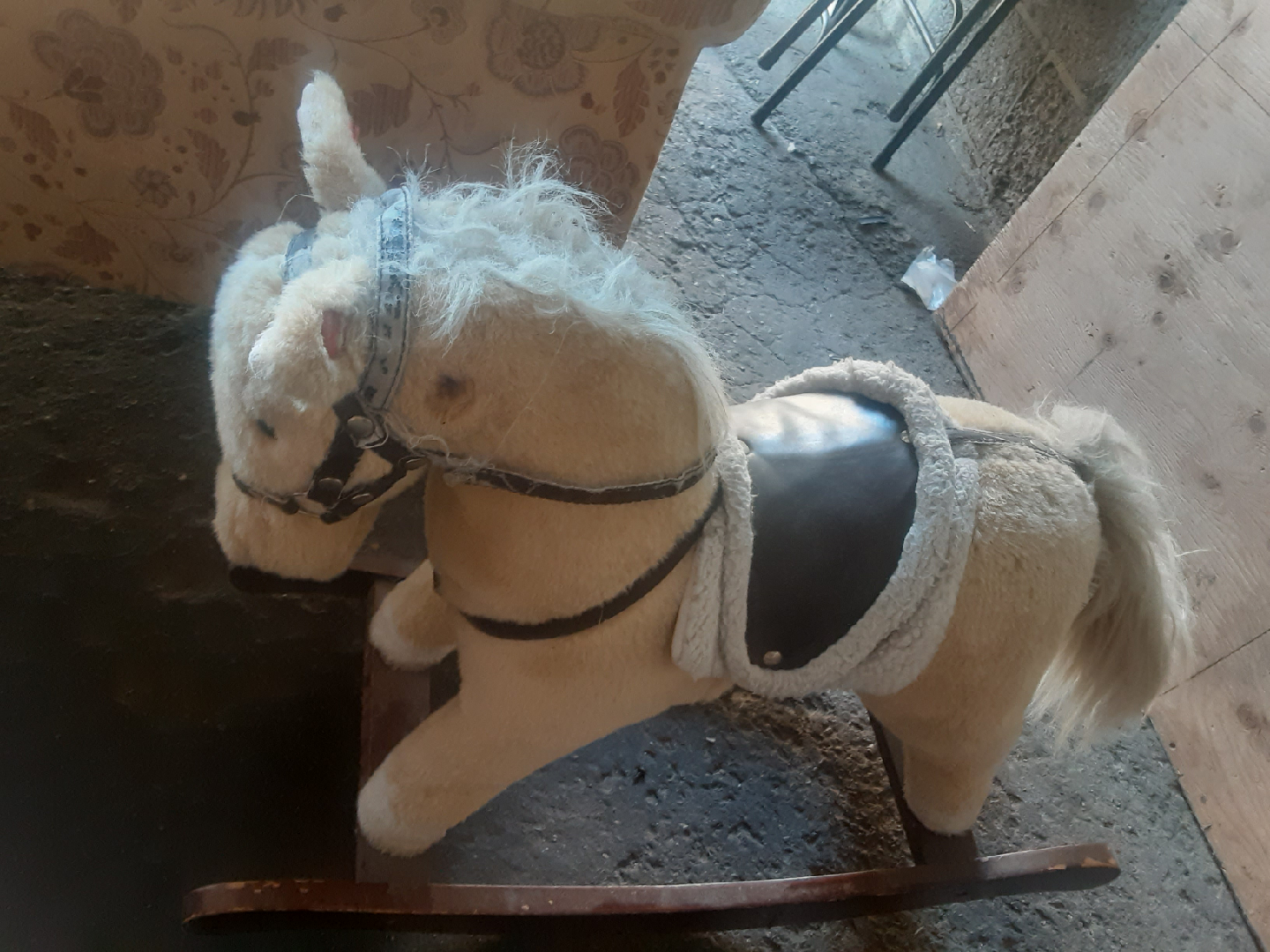 Dresser and vintage rocking horse, + more @outside - photo 2