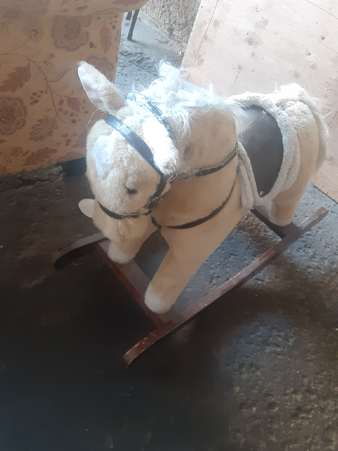 Dresser and vintage rocking horse, + more @outside - photo 3