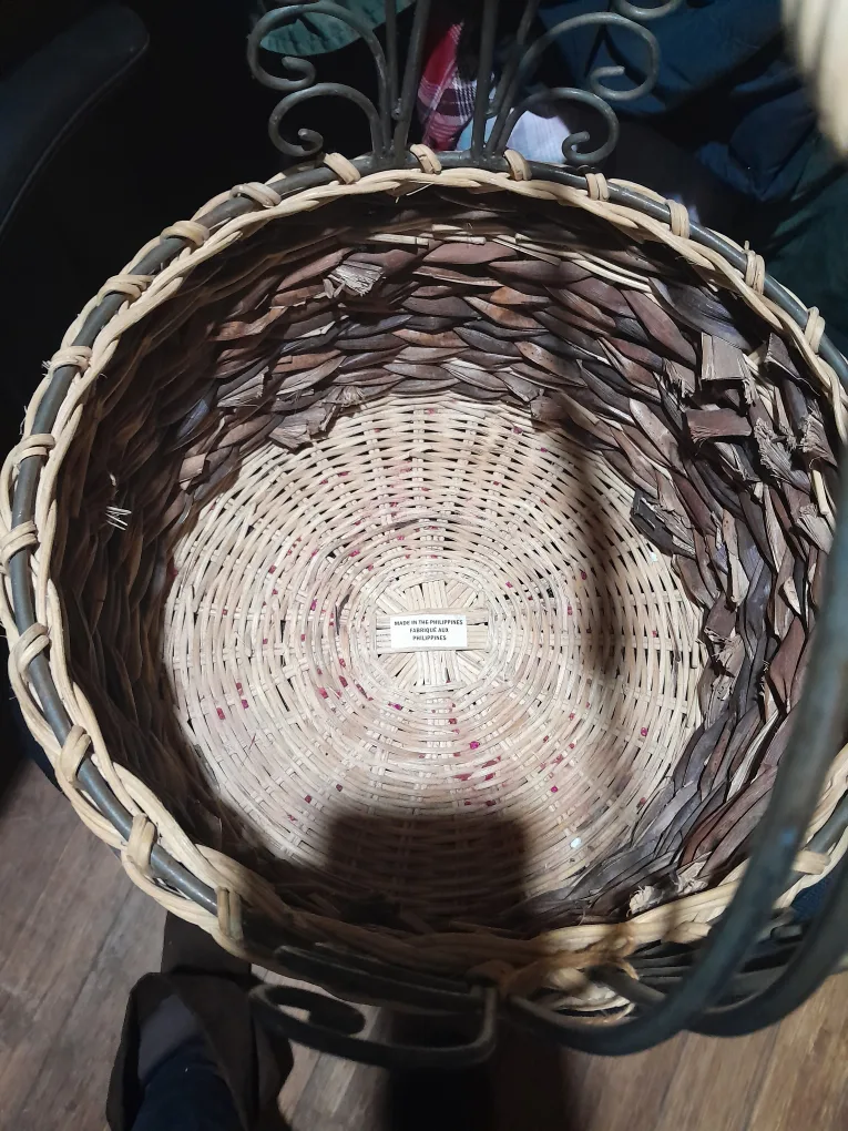 Woven Basket with Metal Stand image indicator(2)