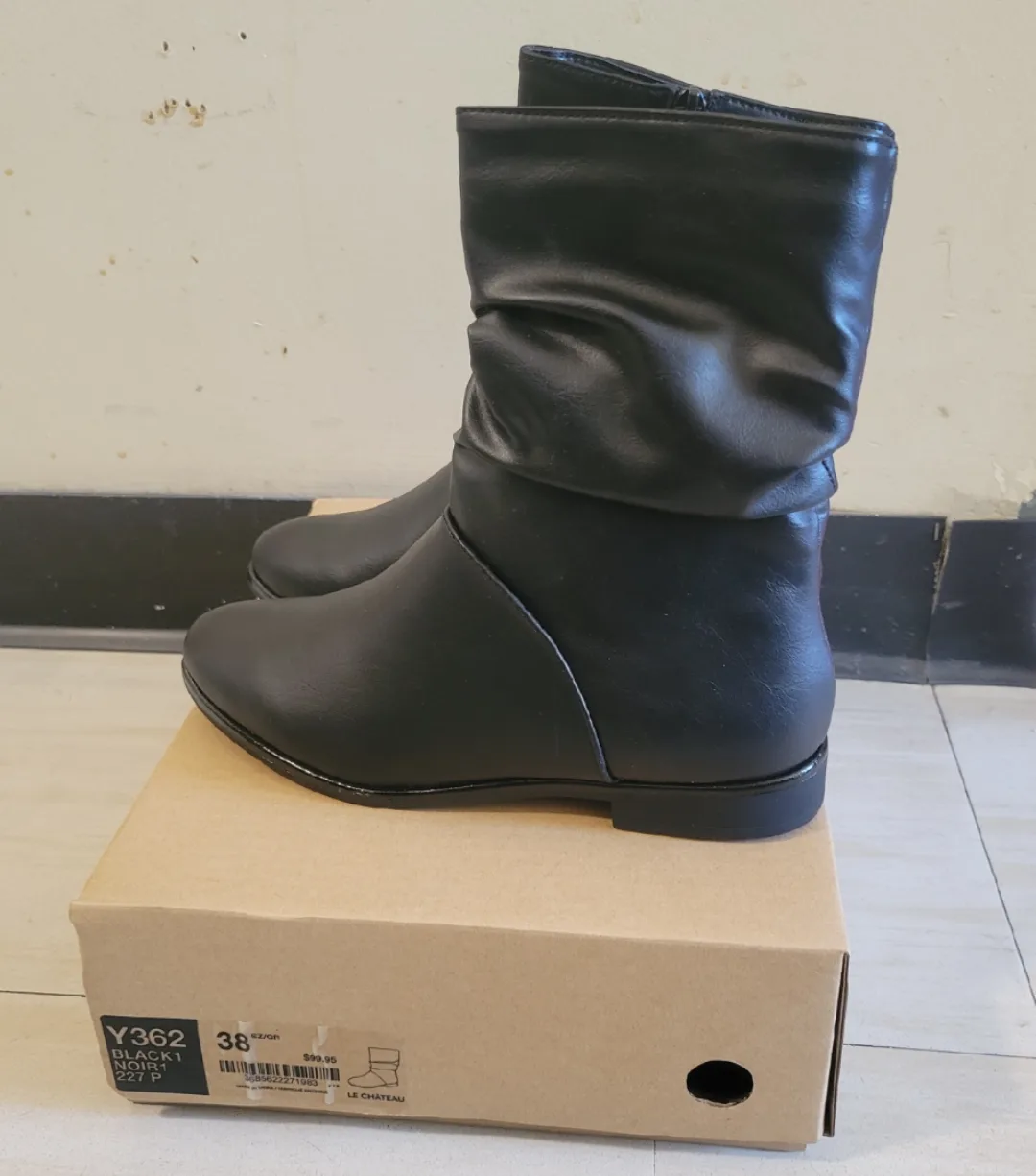 Le Chateau Black Ankle Boots - Size 8 thumbnail