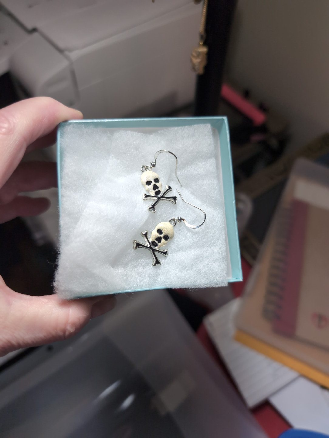 Skull & Crossbones Drop Earrings🥕