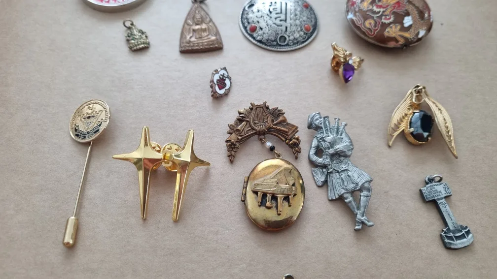 Lot of pins, brooches and unique pendants image indicator(3)