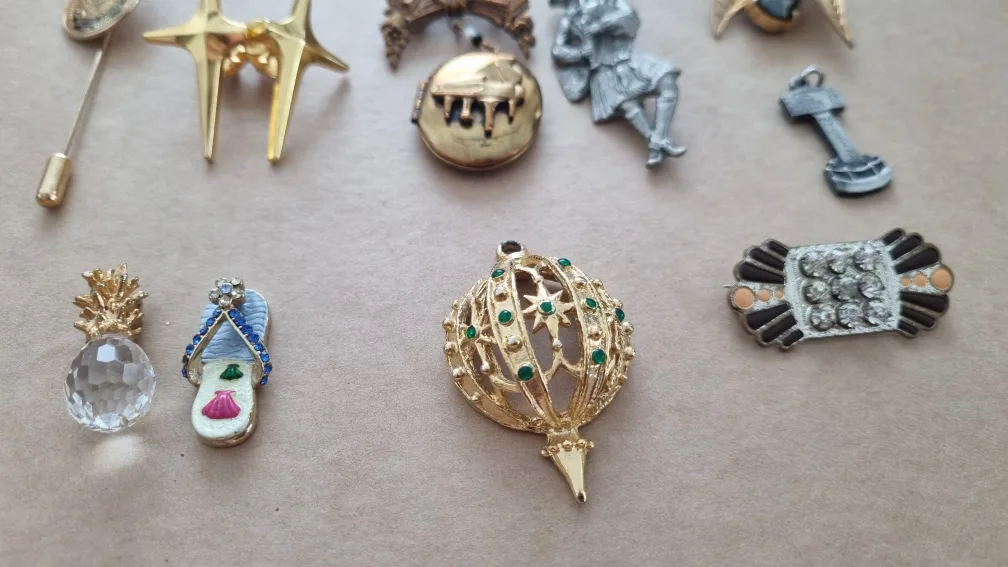 Lot of pins, brooches and unique pendants image indicator(4)