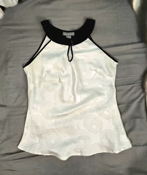 Sleeveless White Top Size Medium thumbnail
