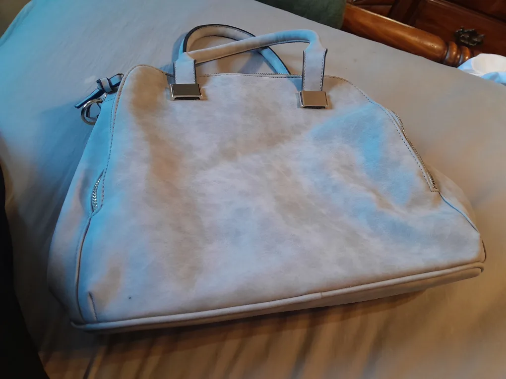 light grey purse image indicator(3)