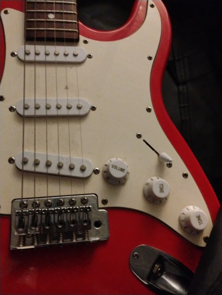 Squier Mini Stratocaster Electric Guitar with Gig Bag image indicator(3)