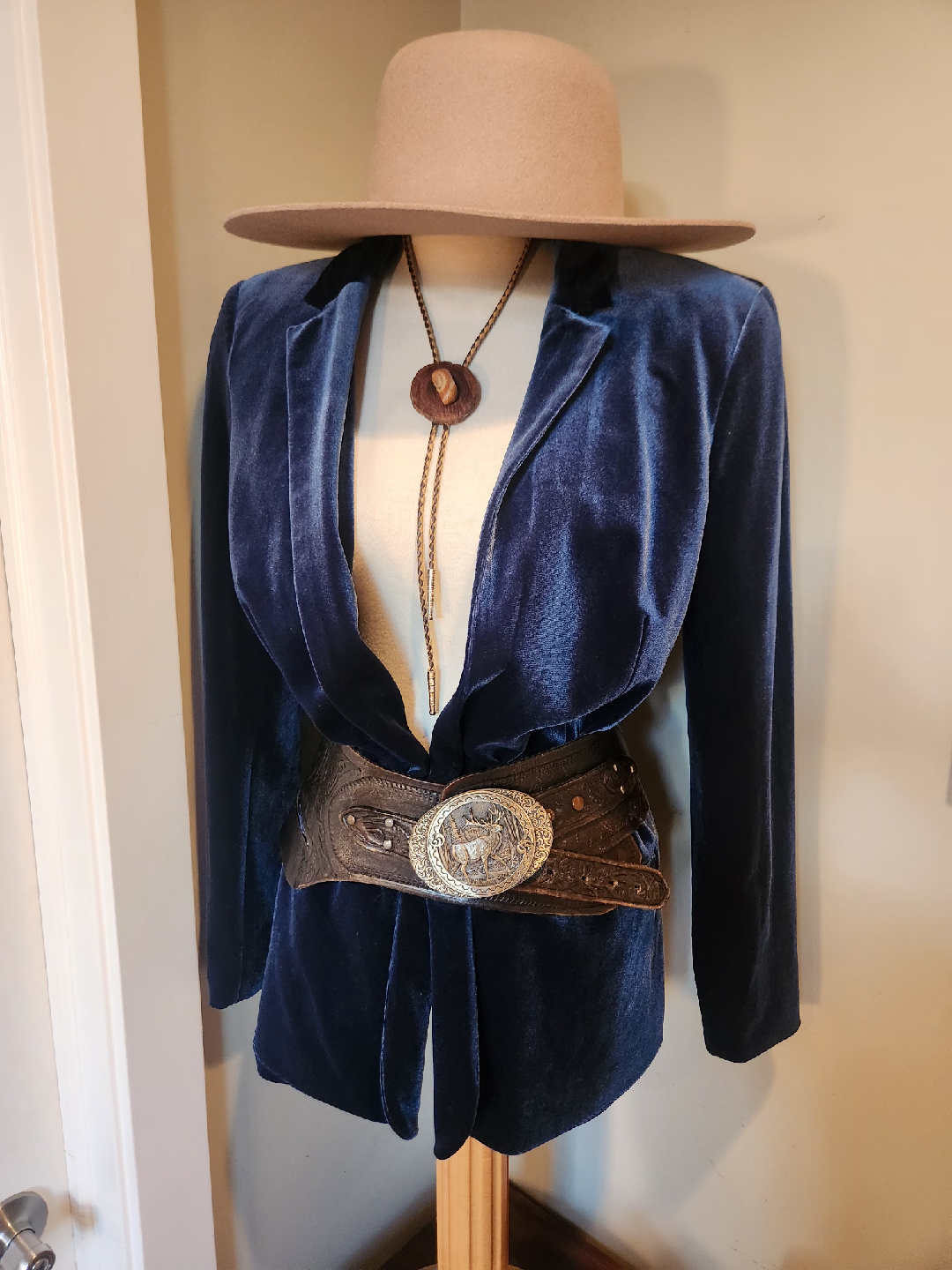 Vintage Blue Velvet Blazer size 16/18 belt not for sale - photo 4