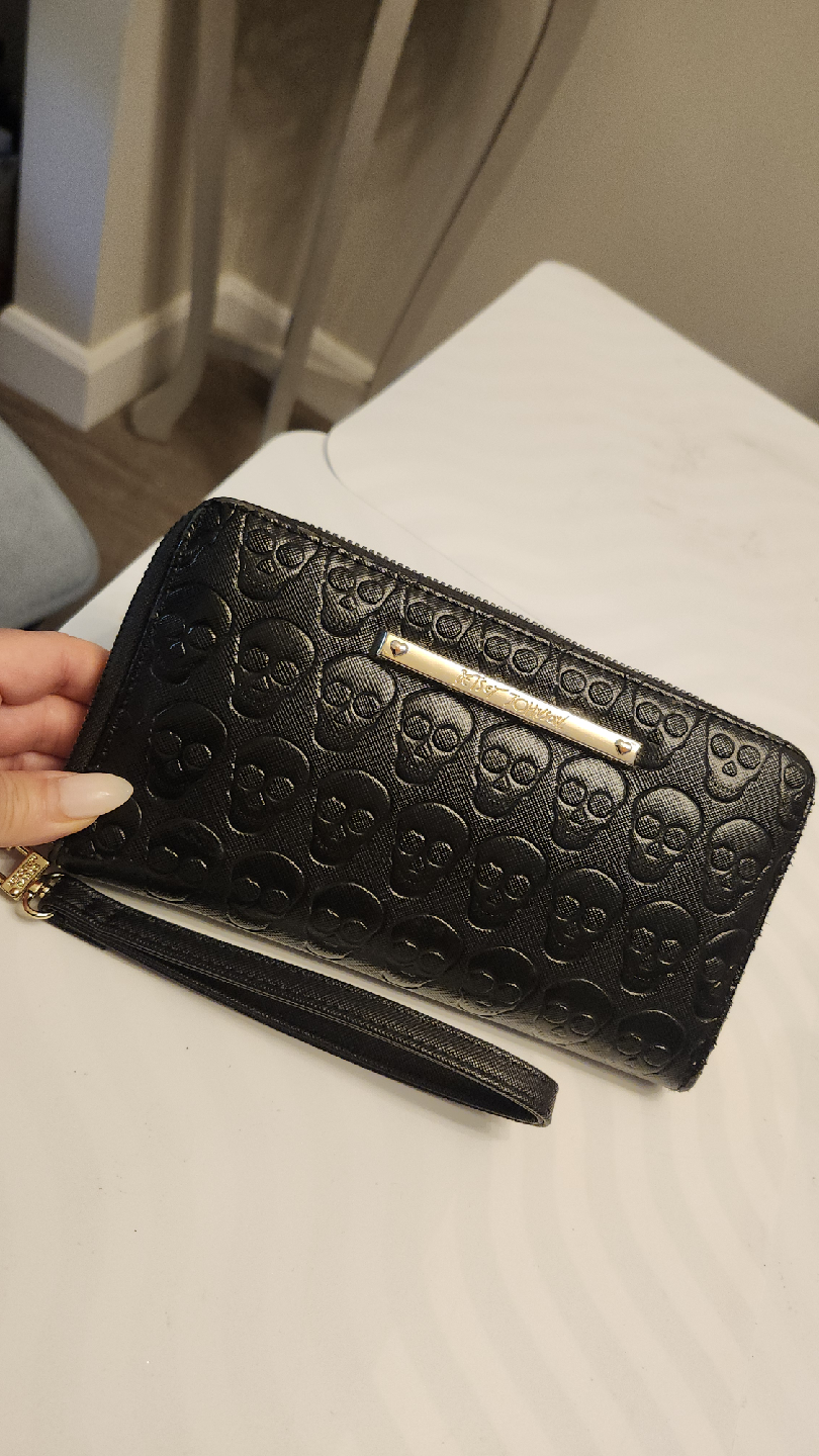 Bestsey Johnson Large Wrislet $15 *Pickup in Thornhill