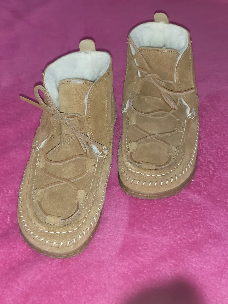 SoftMoc Shawnee Boots - Size 9M thumbnail