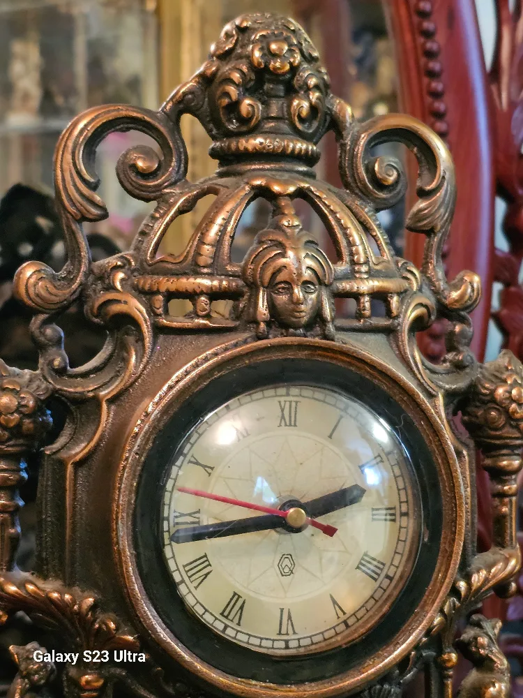 Ornate Vintage Table Clock - Bronze image indicator(10)