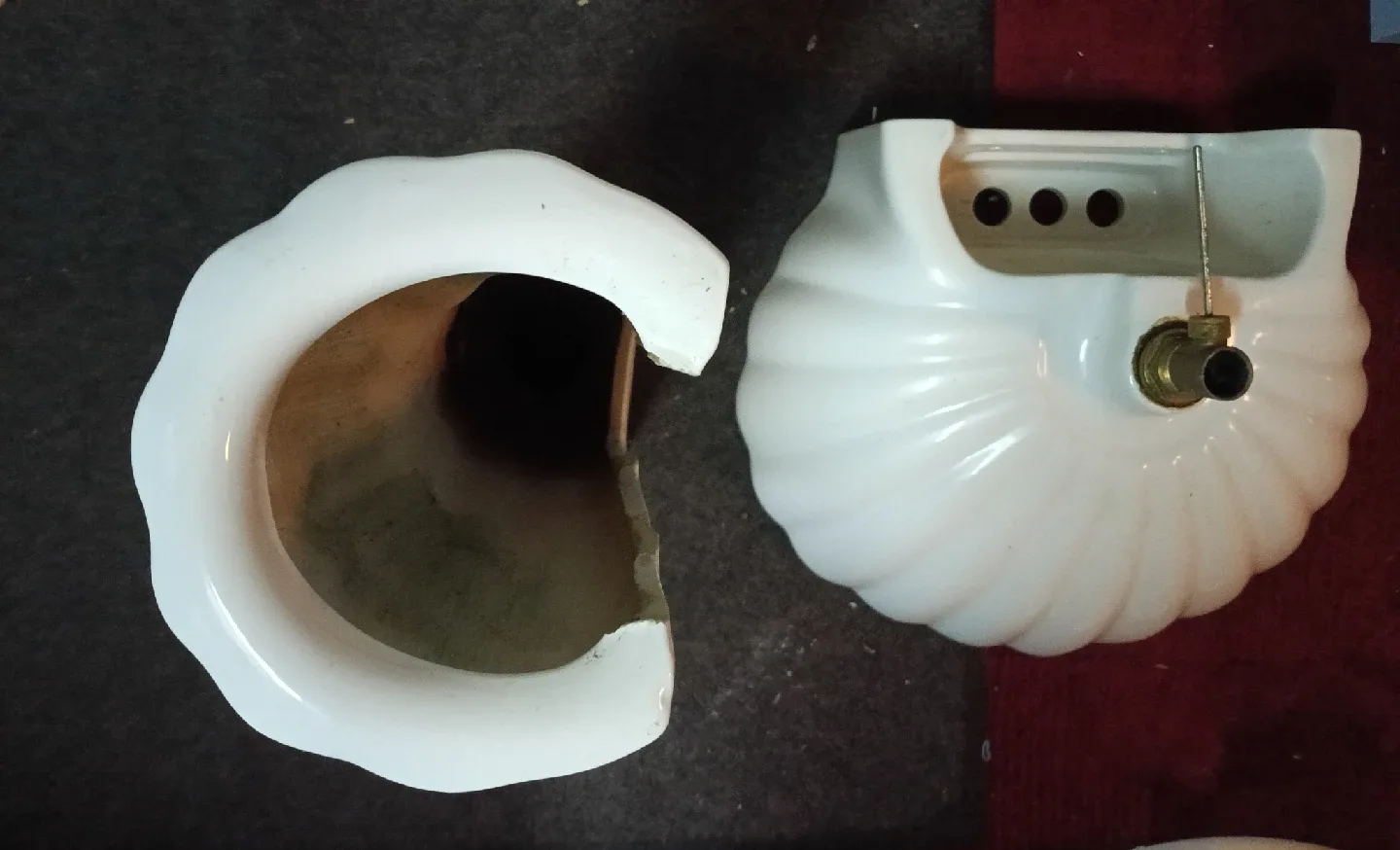 White Pedestal Sink image indicator(3)