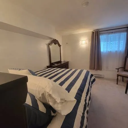 2 Bedroom 1 Bathroom Fully Furnished Basement Suite image indicator(5)