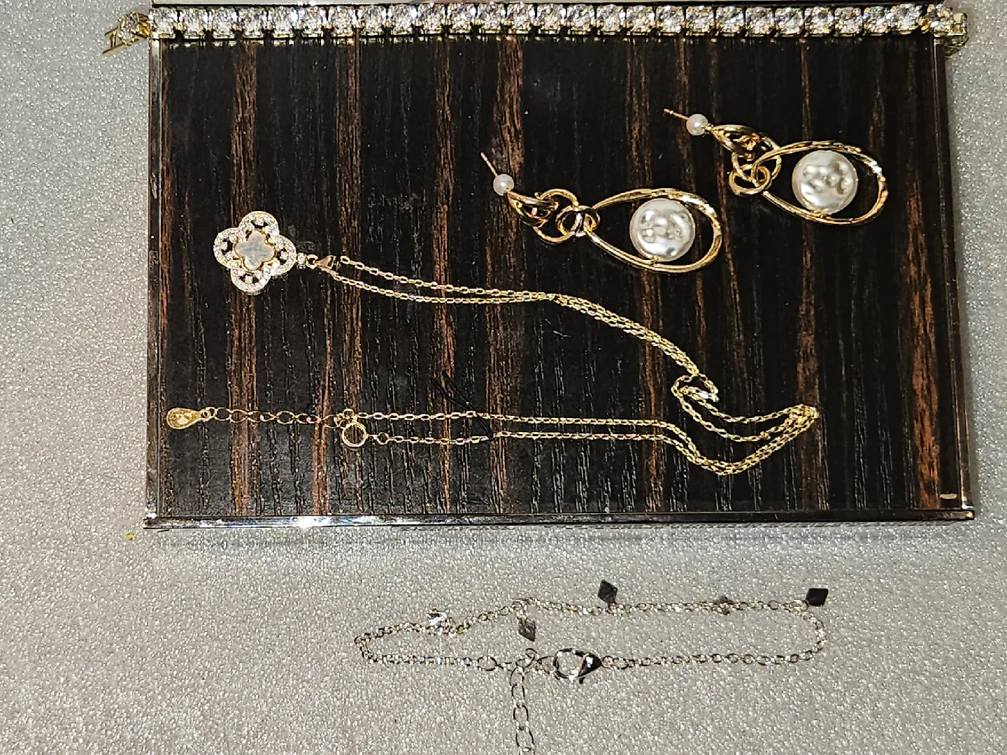 Jewellery Set: Necklace, Bracelet, Earrings image indicator(8)