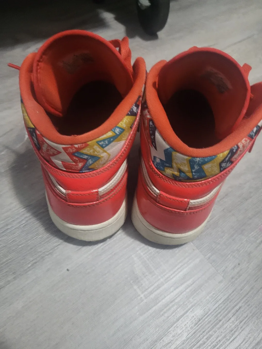 Air Jordan 1 Mid Red/White Sneakers image indicator(3)