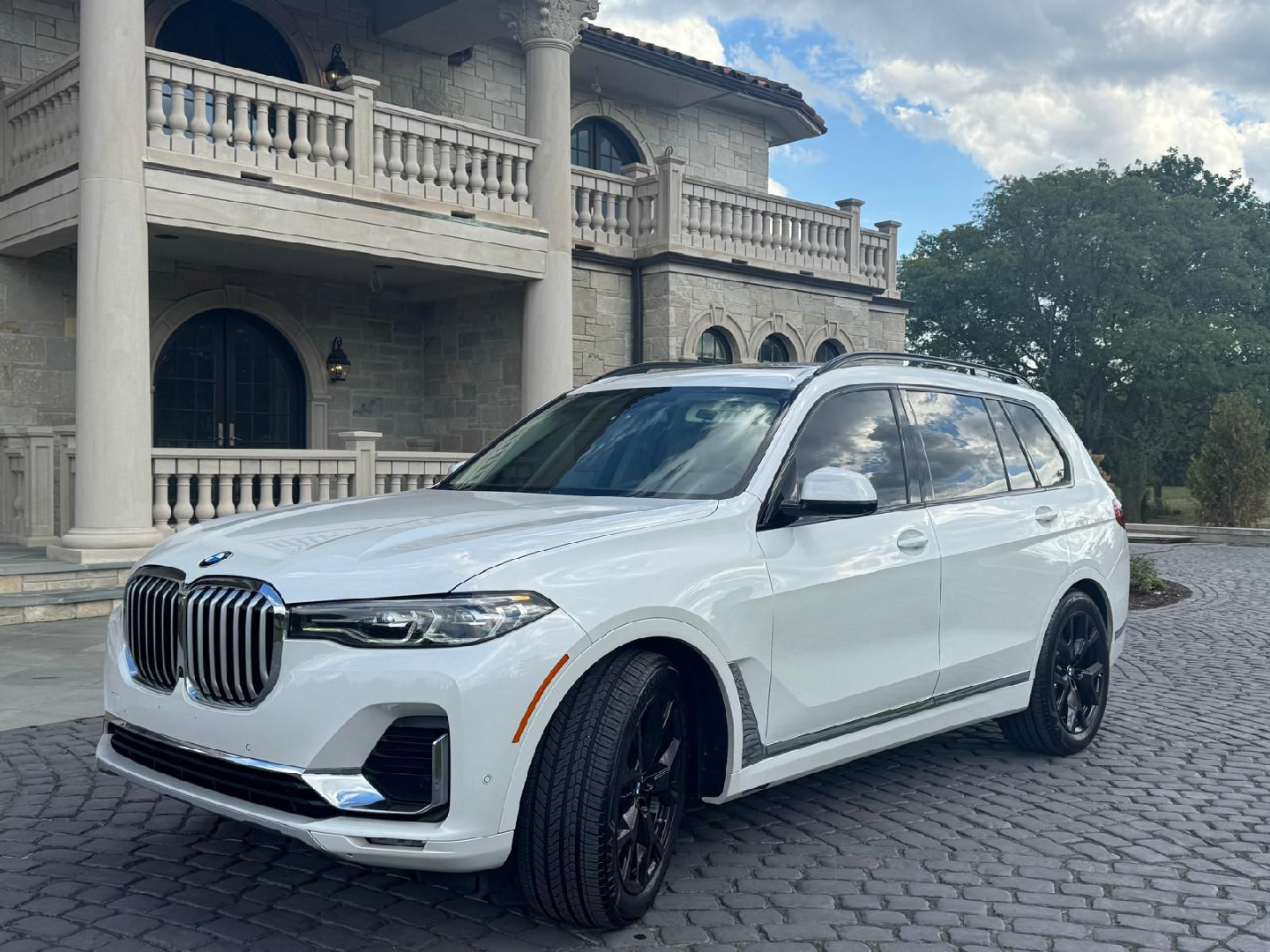 2021 BMW X7 White SUV - photo 3