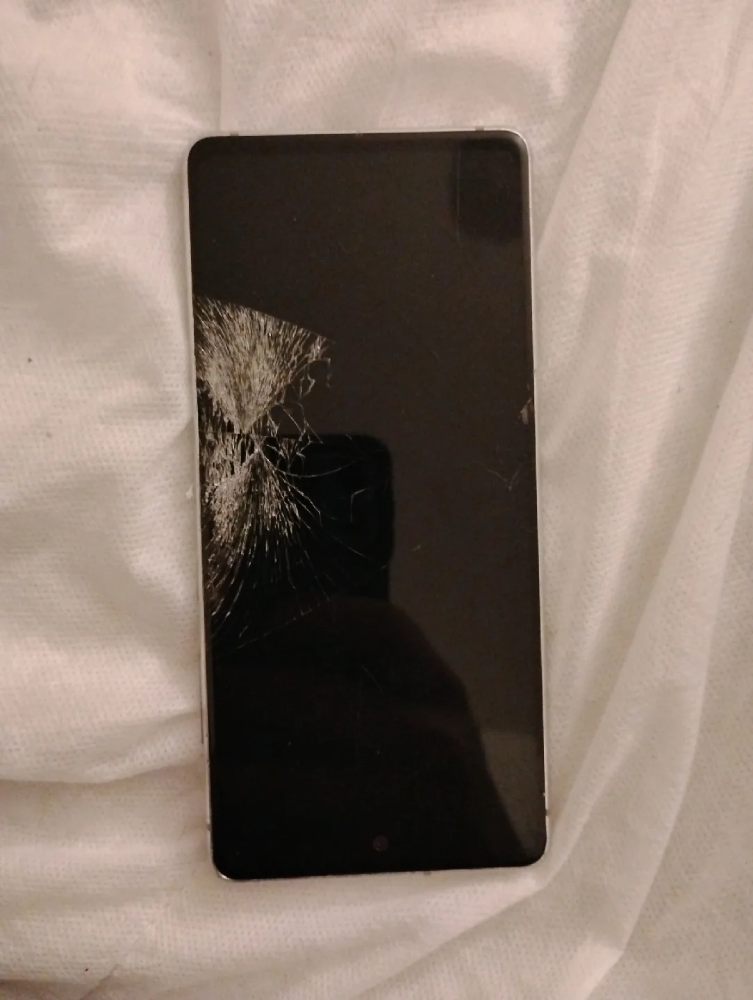 Damaged Samsung Phone s20 fe 5g for parte thumbnail