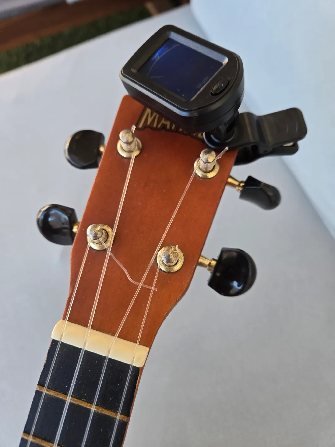 Mahalo real wood ukelele with tuner. image indicator(8)