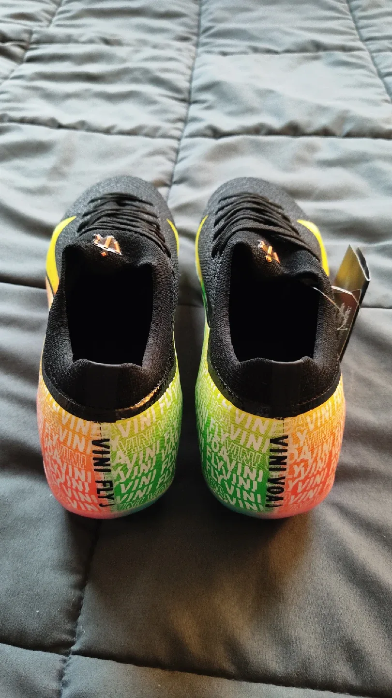 Vini Jr Football boots, size 9.5 image indicator(4)