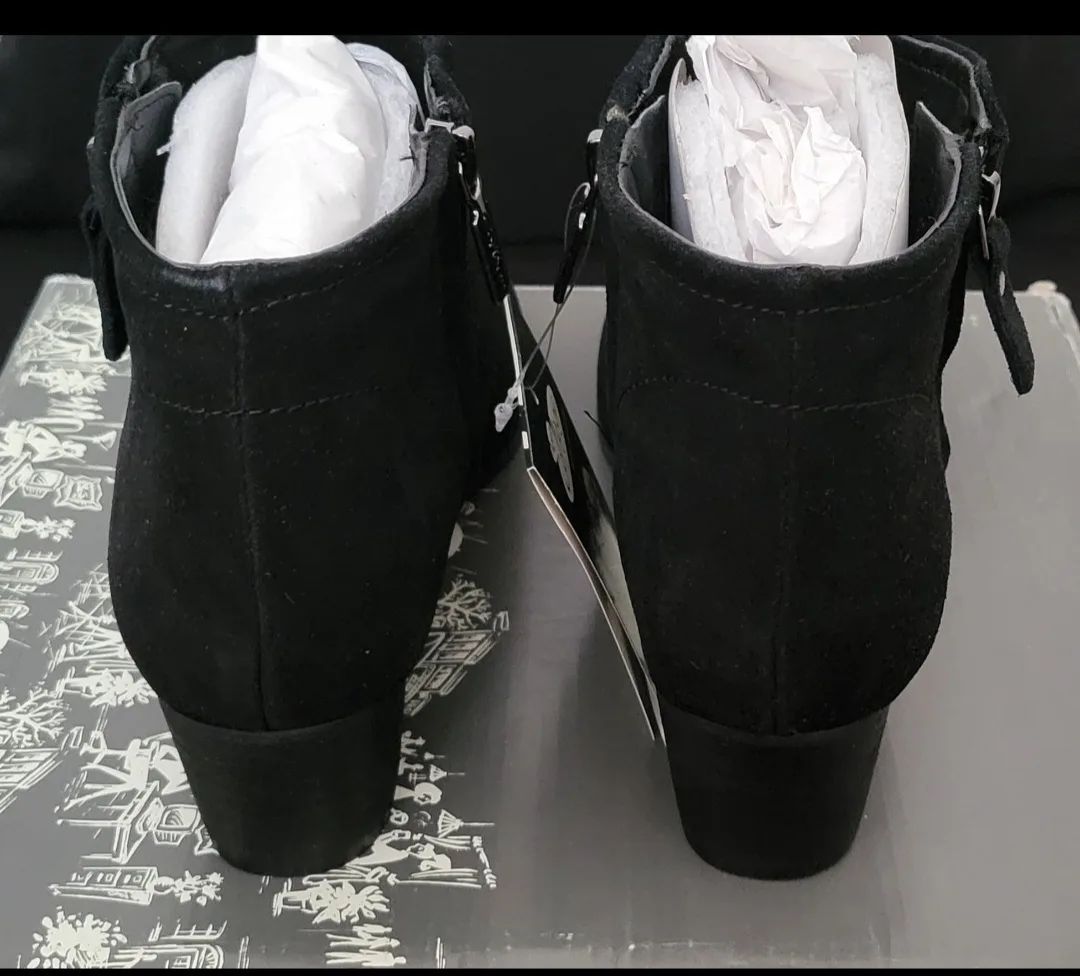 College Style Black Suede Ankle Boots image indicator(3)