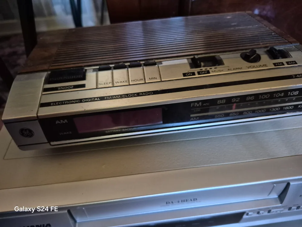 GE RADIO / ALARM,  DVD ,and DVD,CD,,video cd image indicator(2)