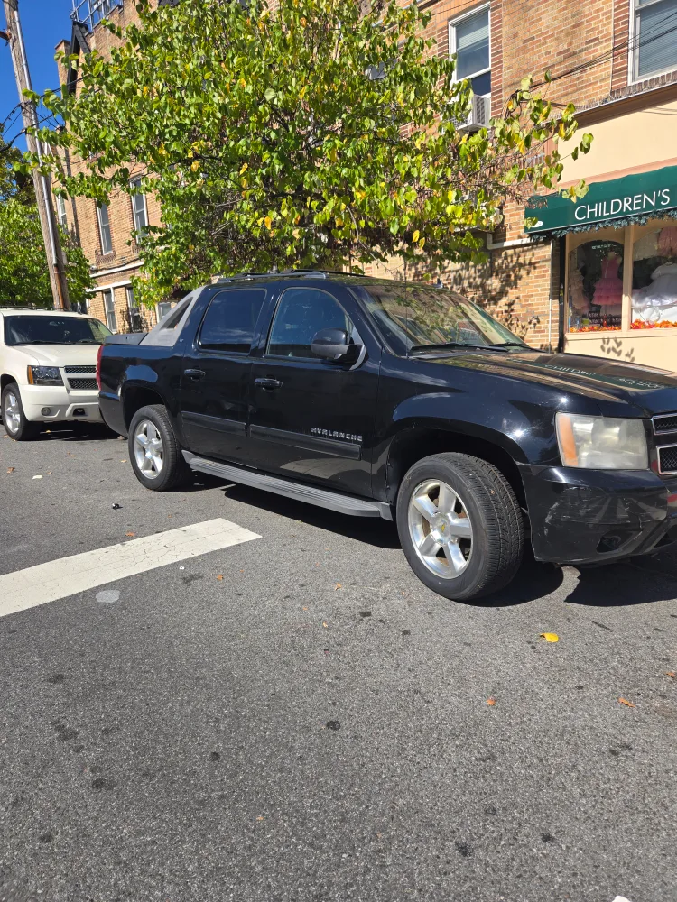 Chevy avalanch  Lt  2011 good condition image indicator(2)