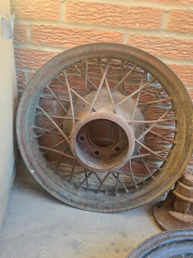 Vintage Spoked Wheels & Hand Water Pump image indicator(4)