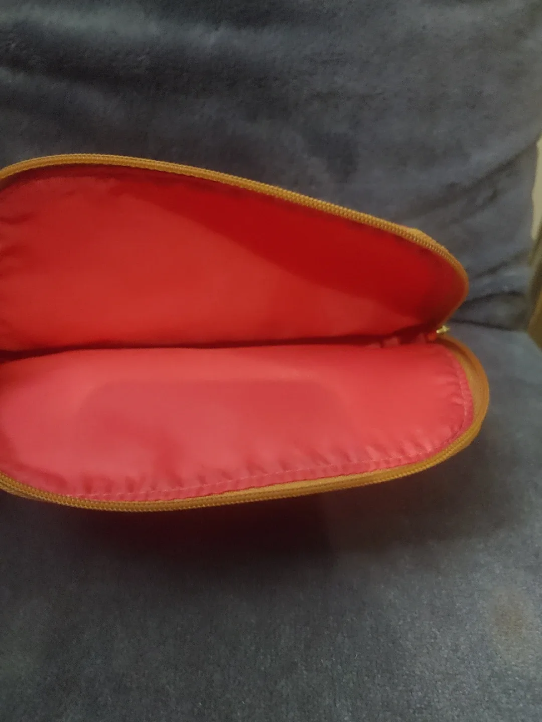 Estee Lauder Cosmetic Bag image indicator(3)