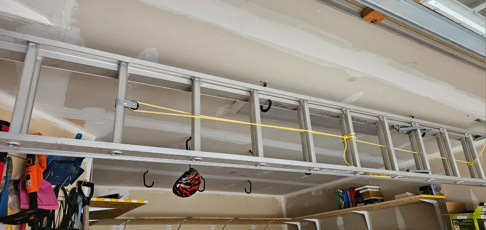 9ft Aluminum ladder. Slightly used. Extends another 8ft. image indicator(2)