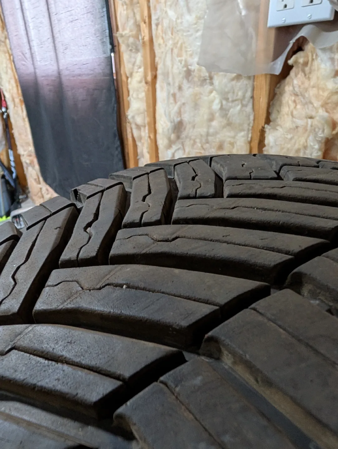 (4)-225/75R16 Michelin Agilis Crossclimate All Weather Tires image indicator(2)