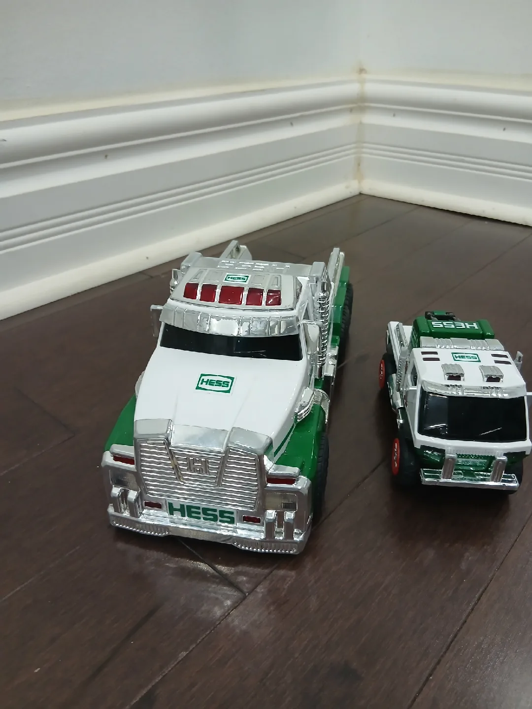Hess Truck Set image indicator(2)