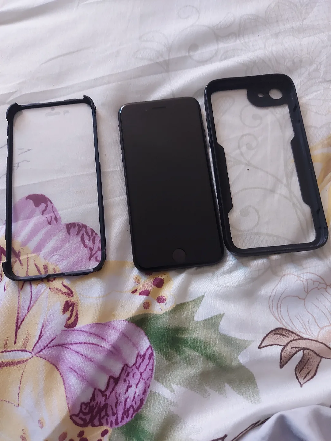 iPhone SE Black with Charger and Cases image indicator(2)