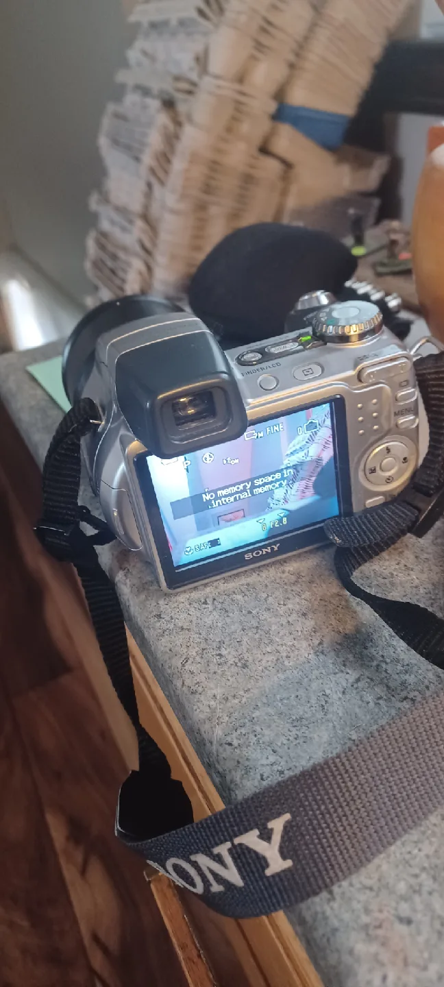 Sony Cybershot 7.2 Megapixel Digital Camera thumbnail