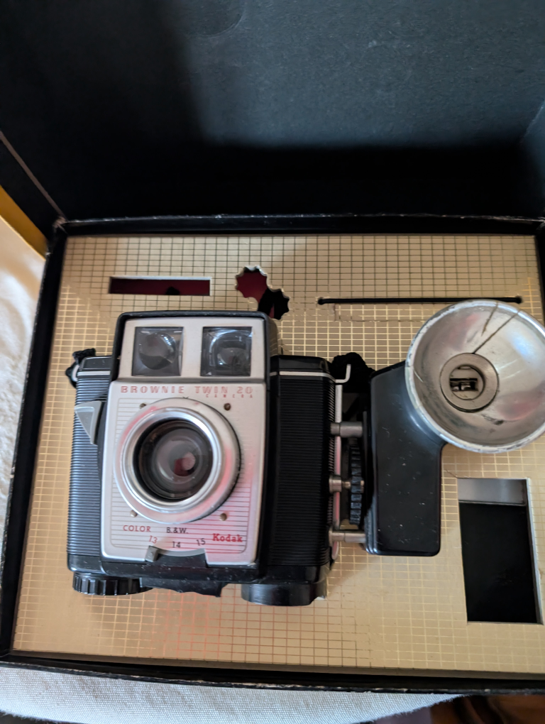 Kodak Brownie Twin 20 Outfit Camera w/ Box - photo 2