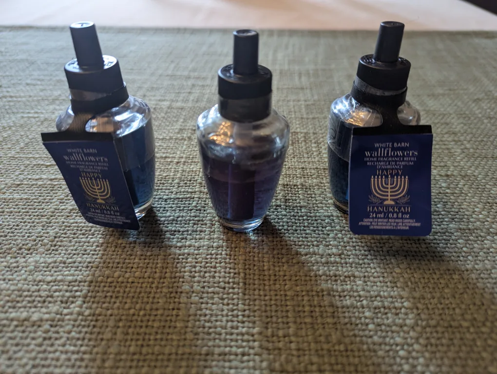 White Barn Wallflowers Hanukkah Refill image indicator(2)