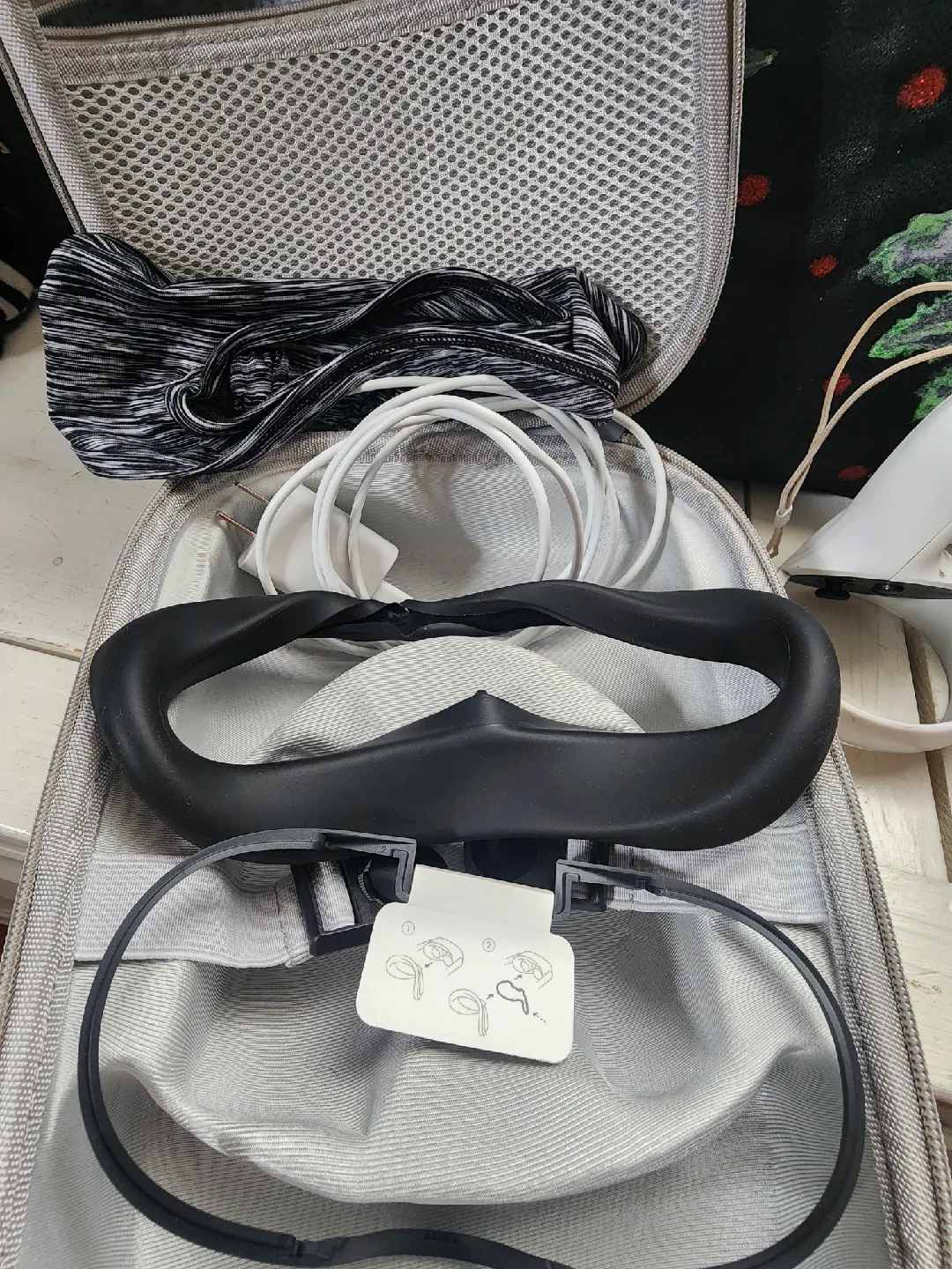 Meta Quest 2 VR Headset with Accessories image indicator(4)