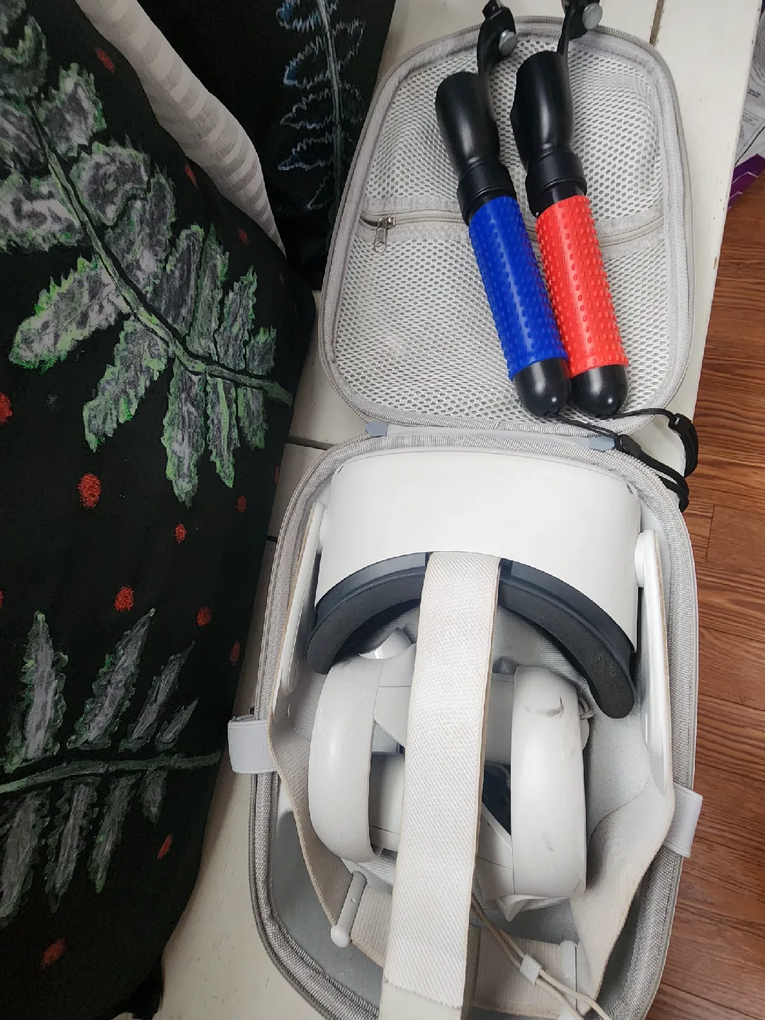 Meta Quest 2 VR Headset with Accessories image indicator(5)