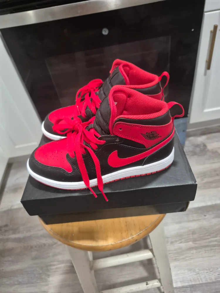 Jordan 1 Mid (PS) Red/Black Size 2.5Y image indicator(3)