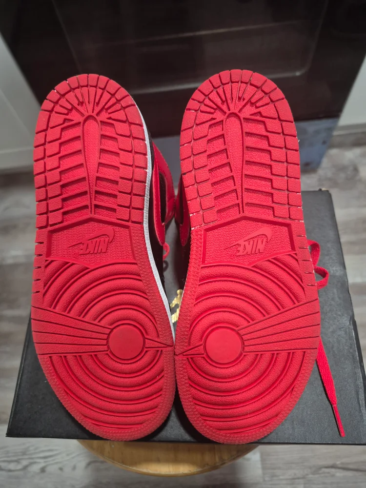 Jordan 1 Mid (PS) Red/Black Size 2.5Y image indicator(4)