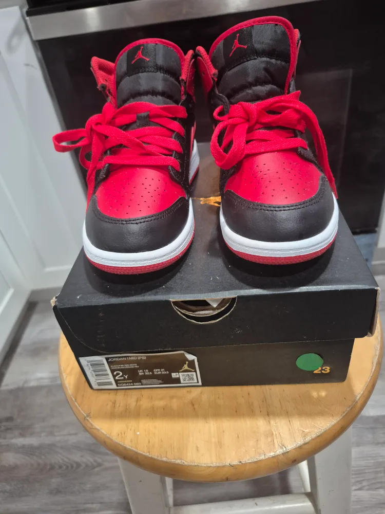 Jordan 1 Mid (PS) Red/Black Size 2.5Y image indicator(5)