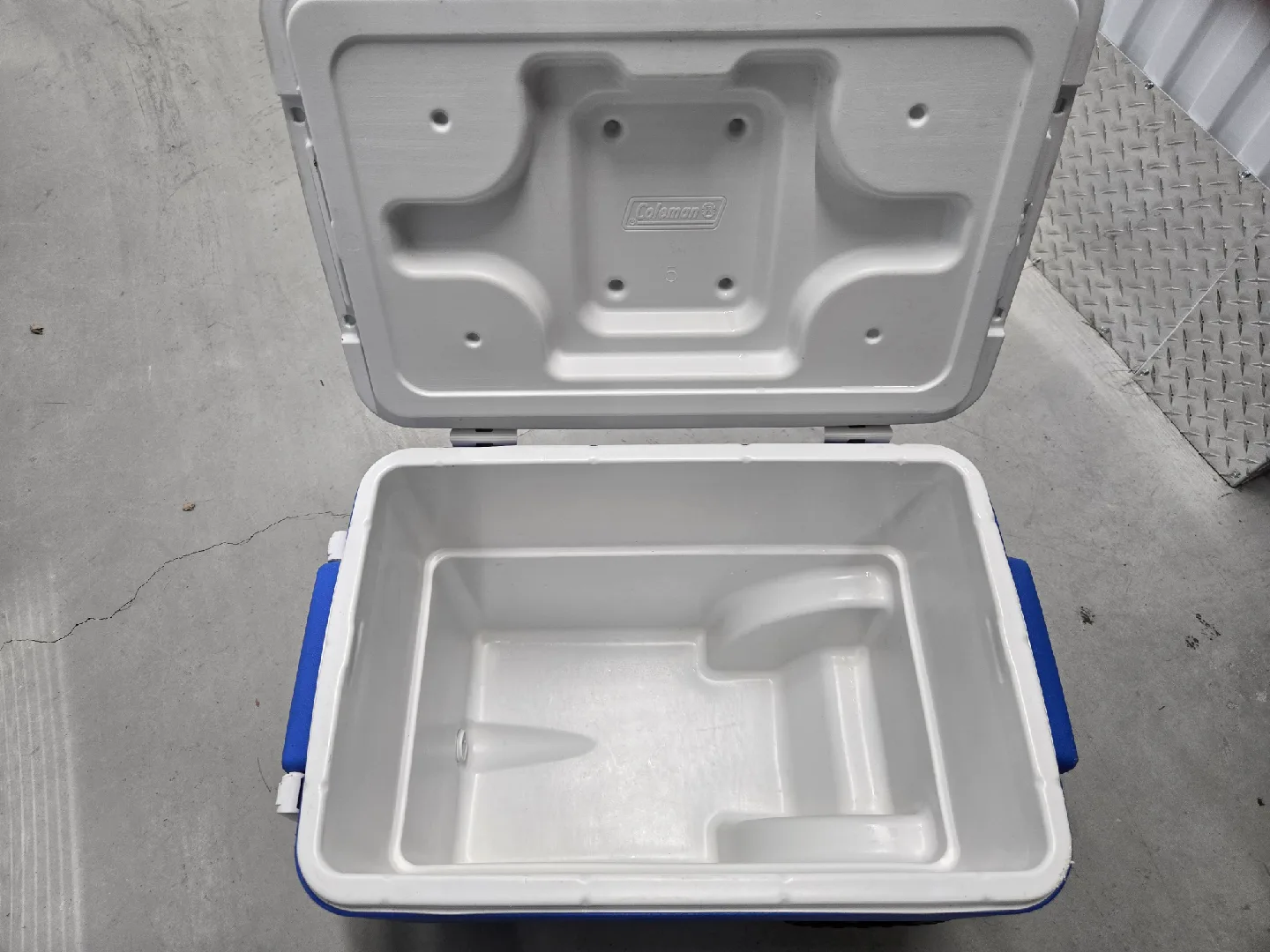 Coleman Wheeled Cooler - Blue & White image indicator(3)