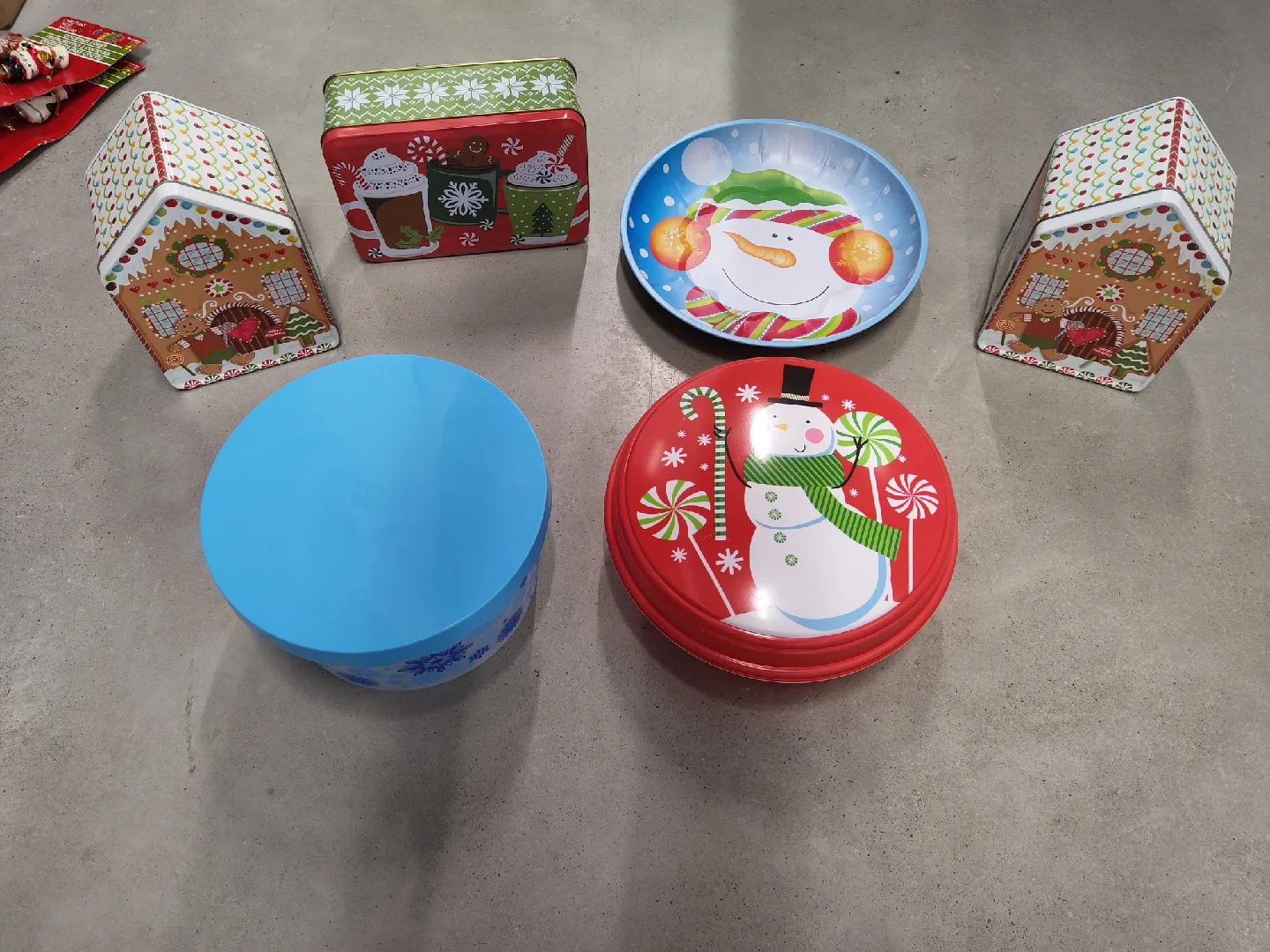Christmas Holiday Baking Tins & Molds image indicator(4)