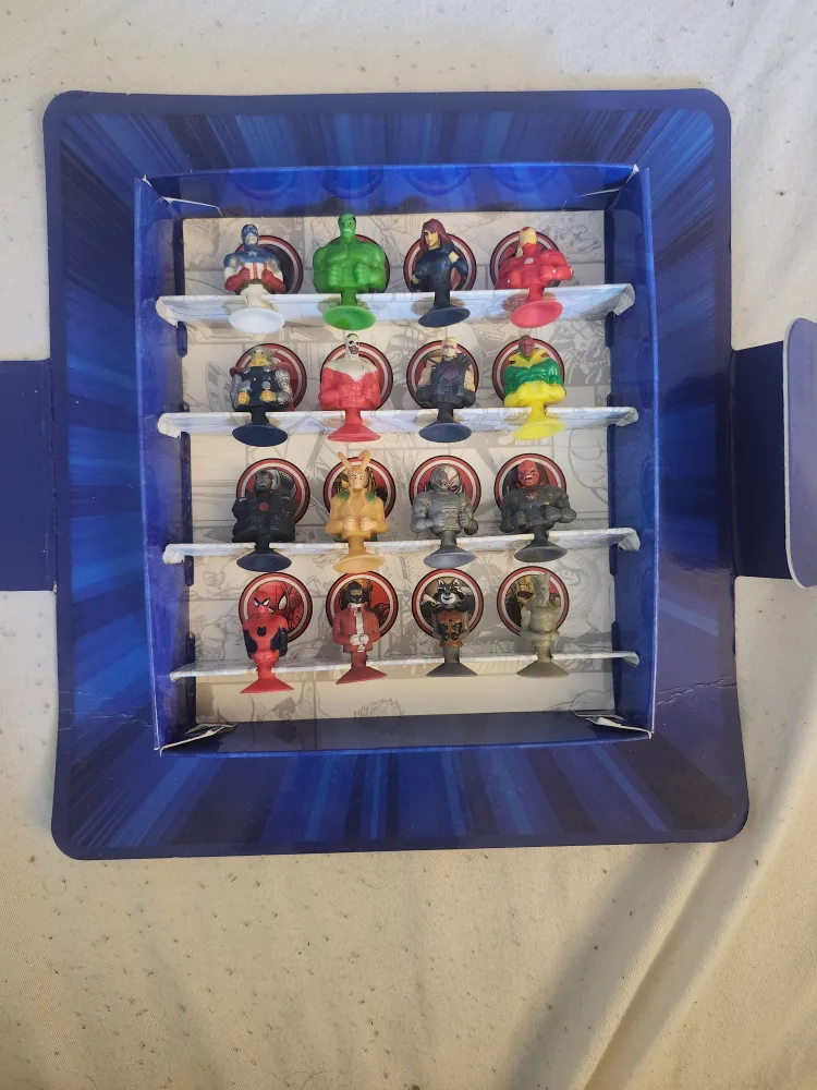 Marvel Mania Collectors Album with Figures image indicator(2)