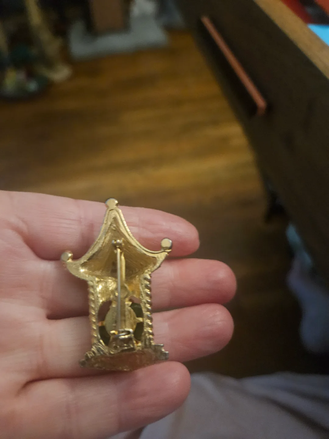 VTG BSK Asian  style pagoda  brooch w/_jade. image indicator(2)