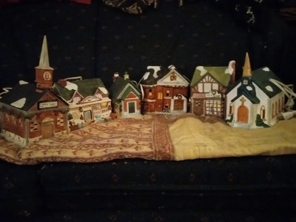 Dickensville Collectibles Christmas Village Set image indicator(2)