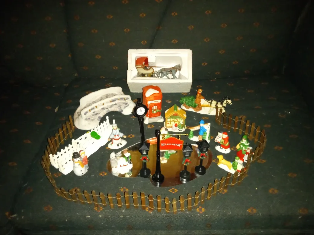 Dickensville Collectibles Christmas Village Set image indicator(4)