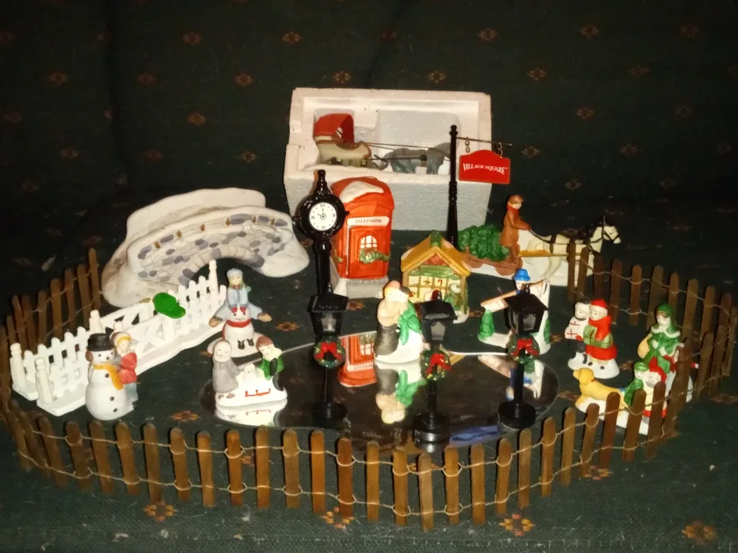 Dickensville Collectibles Christmas Village Set image indicator(5)