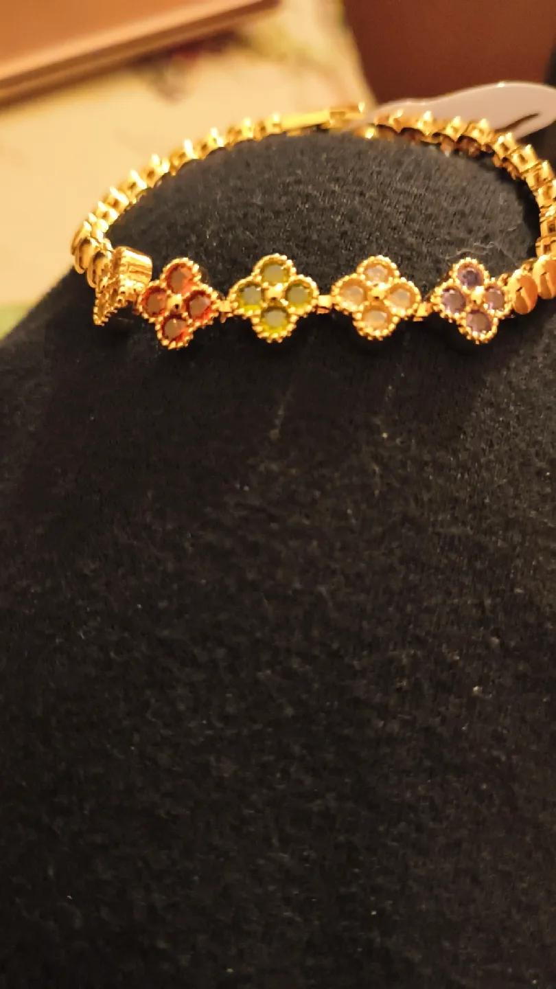 Gold Tone Clover Bracelet image indicator(2)