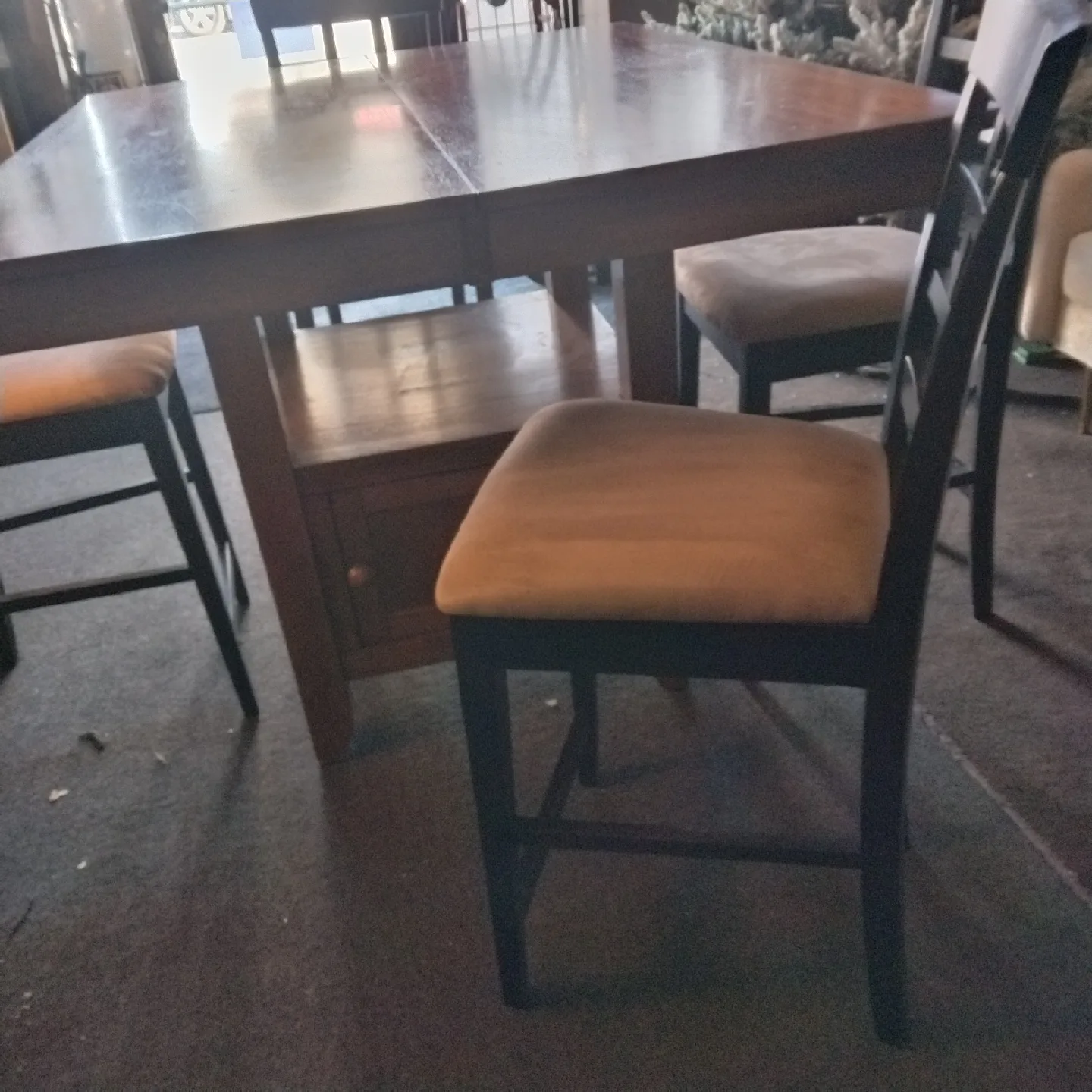 Dining table tall and 4 chears tall image indicator(4)