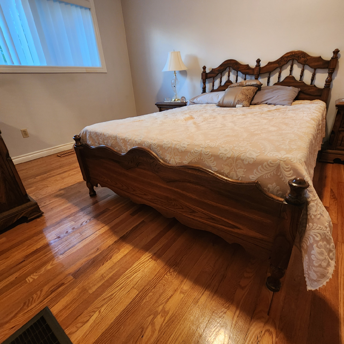 Vintage Solid Wood Bedroom Set - photo 4
